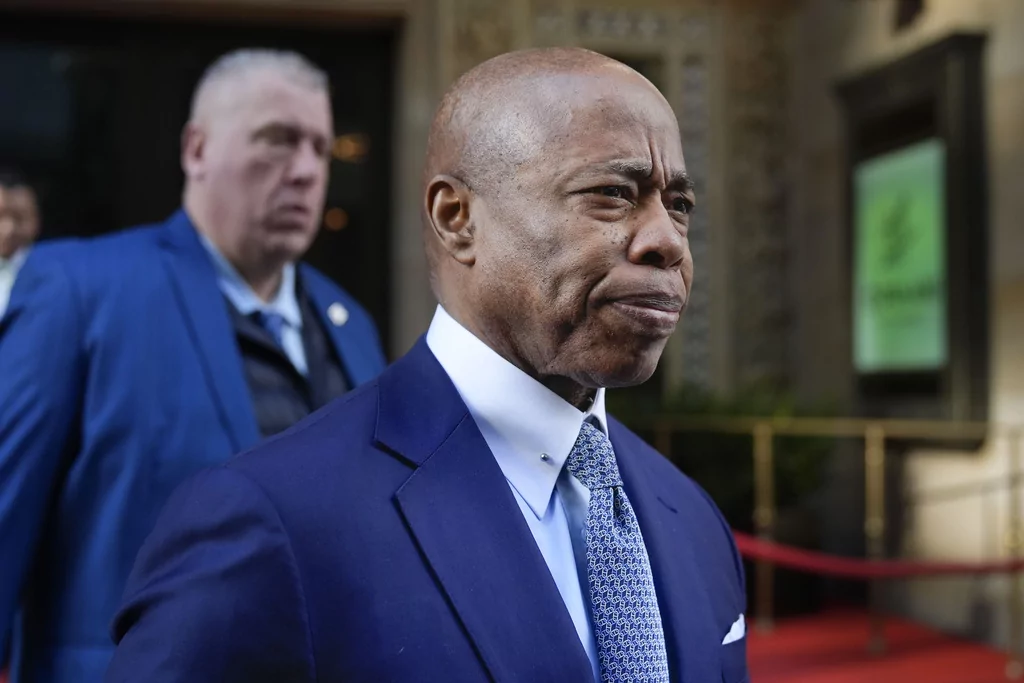 Adams anunță comitetul NYPD pentru drone în noua strategie a poliției din orașele mari care adoptă tehnologia