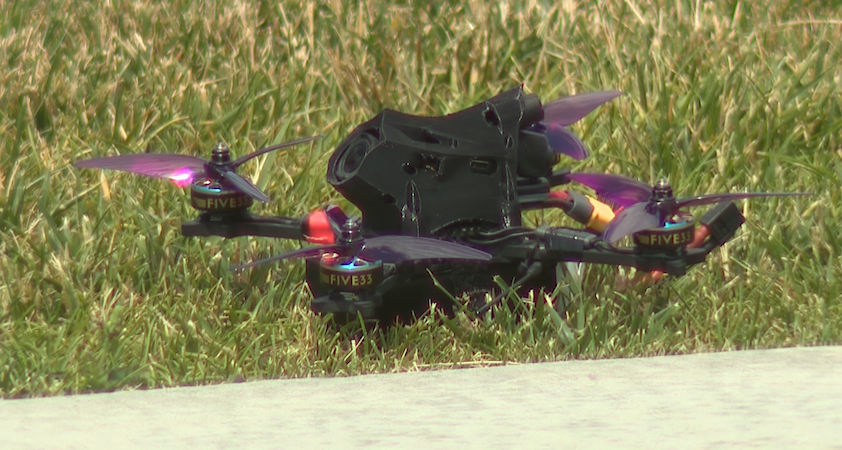 Demonstrație în liceele din Aurora arată tehnologia dronelor destinată stopării atacurilor armate în școli